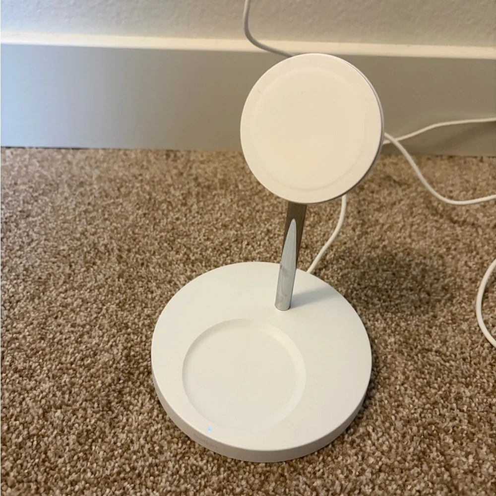Belkin 2-in-1 Wireless Charging Stand